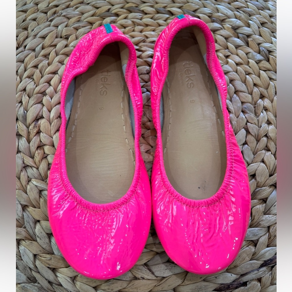 Women's Pop Pink Tieks - Size 9 🎉FINAL LOW🎉